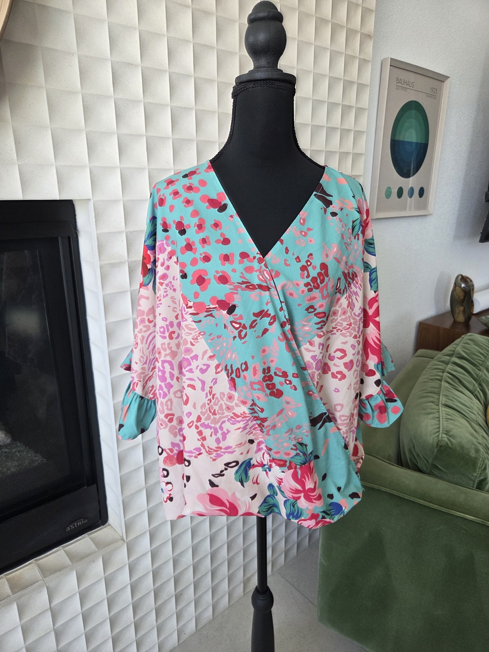 New Umgee Floral Animal Mixed Print Crossbody Wrap-Style Blouse Top NWT Large - Picture 3 of 8